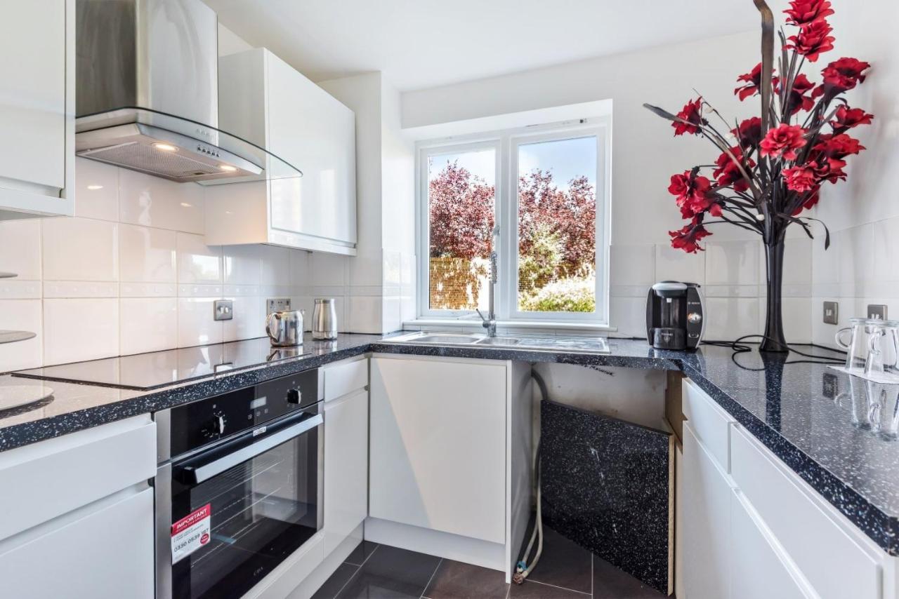 לונדון 2 Bed Flat, Dedicated Workspace, Parking, 4Ktv מראה חיצוני תמונה