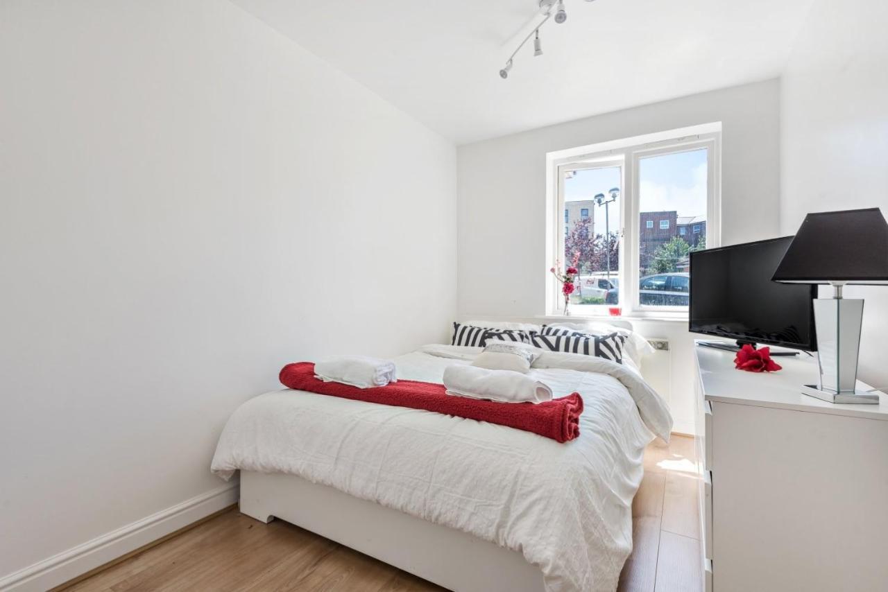 לונדון 2 Bed Flat, Dedicated Workspace, Parking, 4Ktv מראה חיצוני תמונה