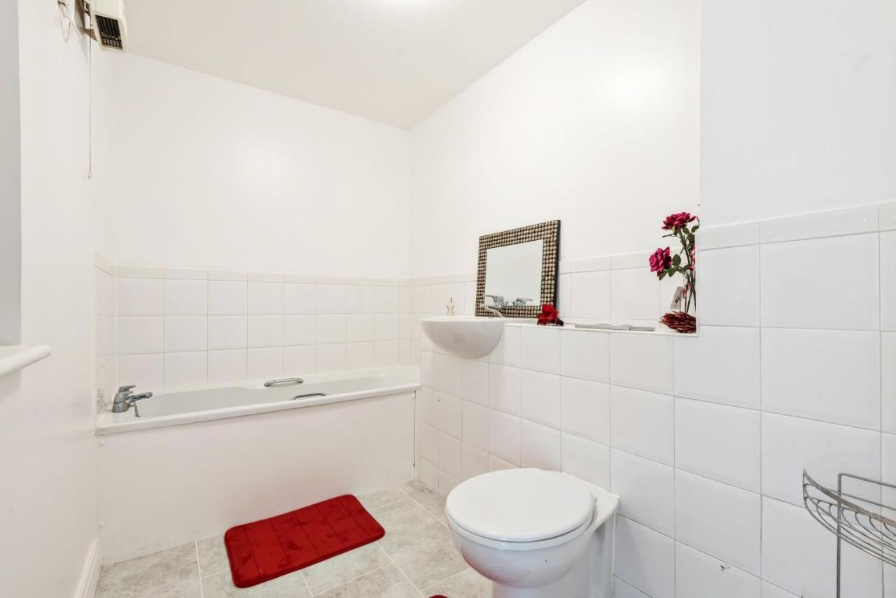 לונדון 2 Bed Flat, Dedicated Workspace, Parking, 4Ktv מראה חיצוני תמונה