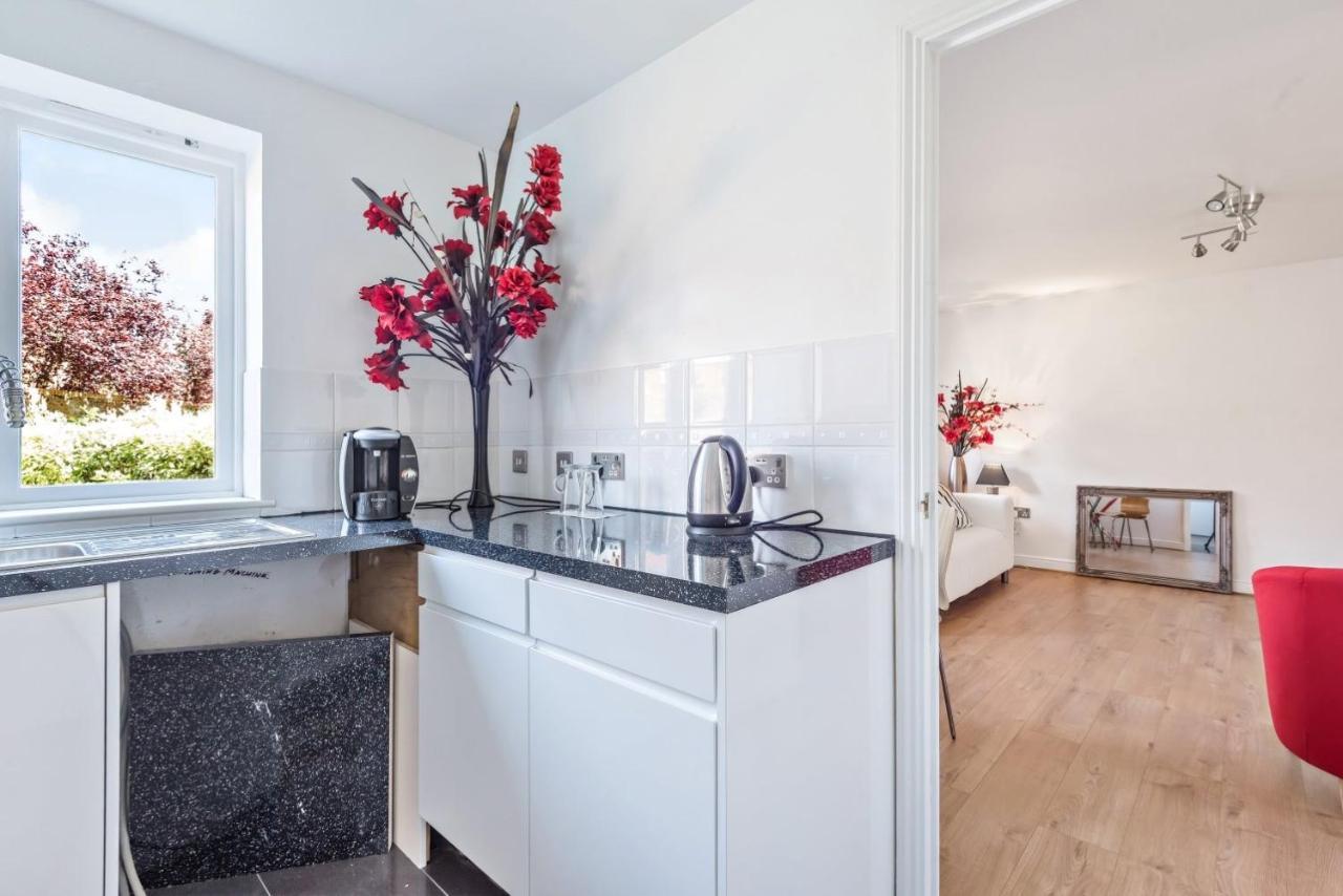 לונדון 2 Bed Flat, Dedicated Workspace, Parking, 4Ktv מראה חיצוני תמונה